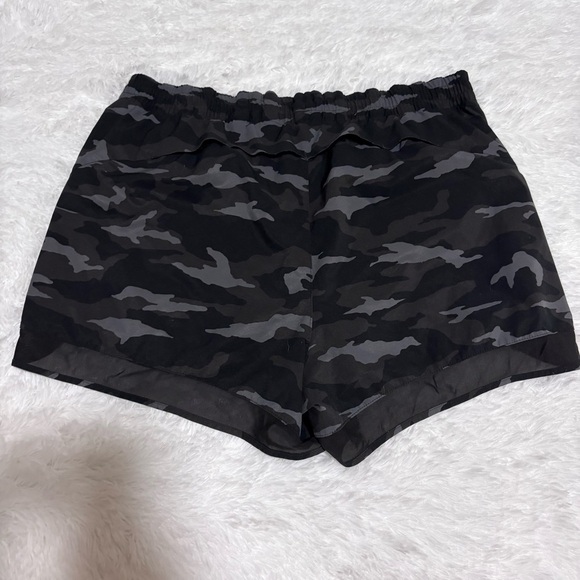 Athleta Women's Printed Mesh Racer Run Shorts 1X - Picture 4 of 4